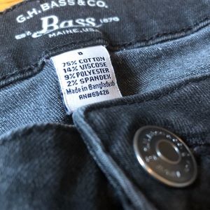 Worn in skinny jeans. Bass.